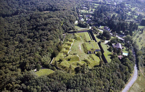 Photo aérienne du fort. Vue par le travers du fort. © Région Bourgogne-Franche-Comté, Inventaire du patrimoine Photo aérienne du fort. Vue par le travers du fort. © Région Bourgogne-Franche-Comté, Inventaire du patrimoine