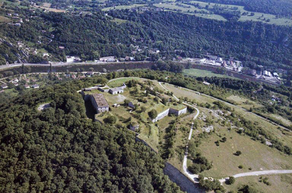 Photo aérienne du fort. Vue d'ensemble prise en direction de la lunette de Tousey. © Région Bourgogne-Franche-Comté, Inventaire du patrimoine Photo aérienne du fort. Vue d'ensemble prise en direction de la lunette de Tousey. © Région Bourgogne-Franche-Comté, Inventaire du patrimoine
