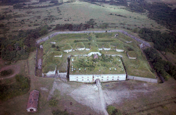 Photo aérienne du fort. Vue sur le front de gorge. © Région Bourgogne-Franche-Comté, Inventaire du patrimoine Photo aérienne du fort. Vue sur le front de gorge. © Région Bourgogne-Franche-Comté, Inventaire du patrimoine