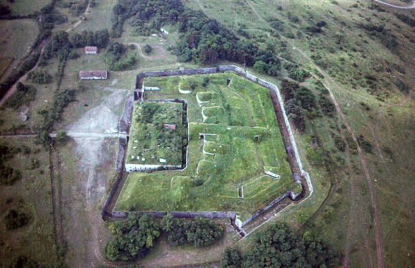 Photo aérienne du fort. Vue oblique transversale de droite à gauche. Au premier plan : les caponnières doubles. © Région Bourgogne-Franche-Comté, Inventaire du patrimoine Photo aérienne du fort. Vue oblique transversale de droite à gauche. Au premier plan : les caponnières doubles. © Région Bourgogne-Franche-Comté, Inventaire du patrimoine