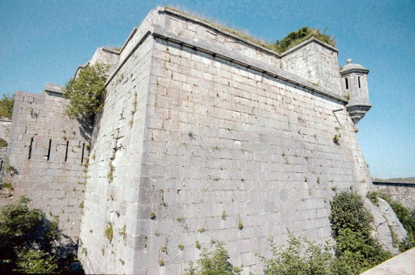 Meurtrières dans le mur d'escarpe et échauguette. © Région Bourgogne-Franche-Comté, Inventaire du patrimoine