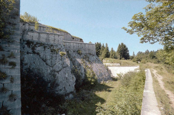 Mur d'escarpe et fossé. © Région Bourgogne-Franche-Comté, Inventaire du patrimoine