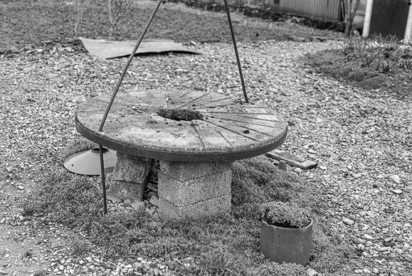 Ancienne meule en pierre dans le jardin. © Région Bourgogne-Franche-Comté, Inventaire du patrimoine