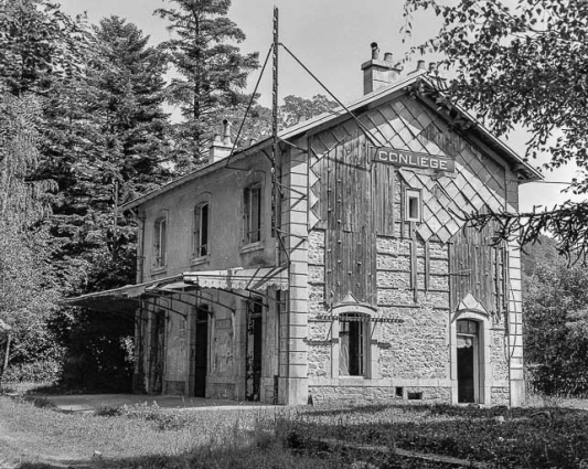 Façades antérieure et latérale droite : vue rapprochée. © Région Bourgogne-Franche-Comté, Inventaire du patrimoine