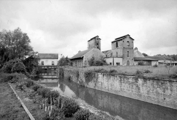 Vue d'ensemble avec le canal. © Région Bourgogne-Franche-Comté, Inventaire du patrimoine