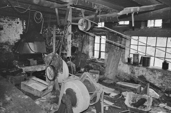Vue d'ensemble de l'atelier avec la forge, en 1980. © Région Bourgogne-Franche-Comté, Inventaire du patrimoine