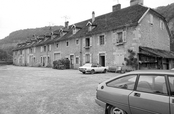 Logements d'ouvriers côté cour, vue de trois quarts droite. © Région Bourgogne-Franche-Comté, Inventaire du patrimoine
