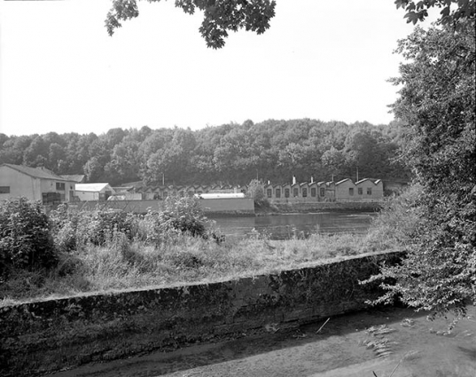 Les bâtiments industriels vus depuis l'ancienne filature Japy d'Audincourt (rive droite du Doubs). © Région Bourgogne-Franche-Comté, Inventaire du patrimoine