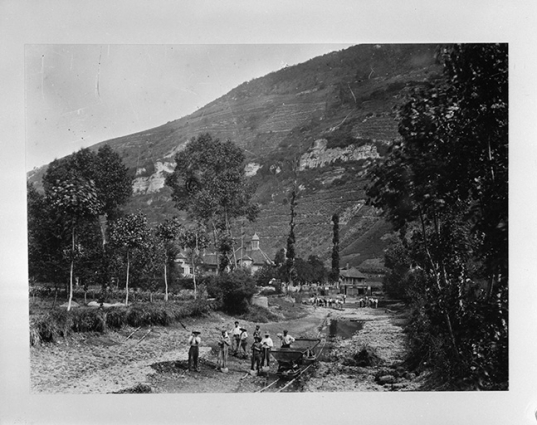 Opération de curage du canal de dérivation en amont d'Hauterive, après 1903. © Région Bourgogne-Franche-Comté, Inventaire du patrimoine
