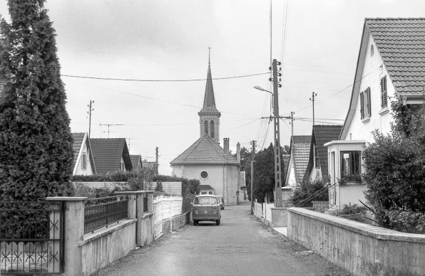 Vue d'ensemble de la rue du Temple en 1982. © Région Bourgogne-Franche-Comté, Inventaire du patrimoine