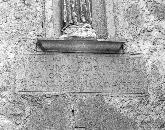 Inscription sous la niche du portail latéral. © Région Bourgogne-Franche-Comté, Inventaire du patrimoine