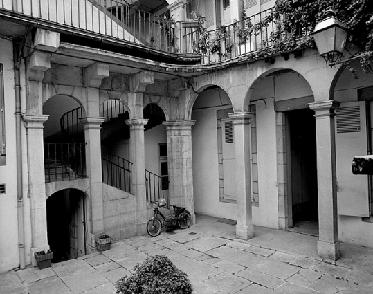 Façade postérieure, arcades du rez-de-chaussée. © Région Bourgogne-Franche-Comté, Inventaire du patrimoine