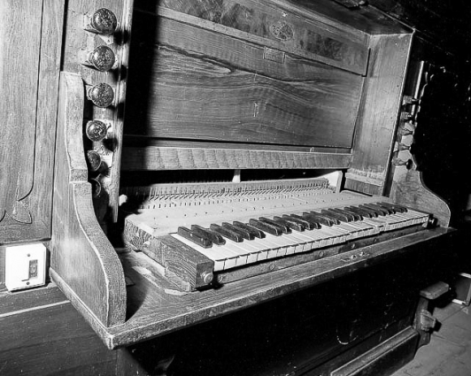 Console vue de trois quarts gauche. © Région Bourgogne-Franche-Comté, Inventaire du patrimoine Console vue de trois quarts gauche. © Région Bourgogne-Franche-Comté, Inventaire du patrimoine