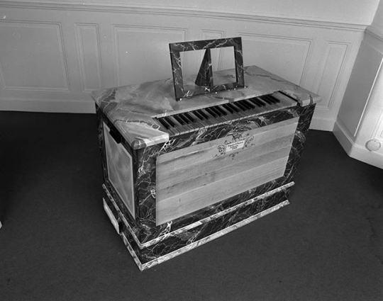 Orgue de choeur, vu en plongée de trois quarts gauche du côté du clavier. © Région Bourgogne-Franche-Comté, Inventaire du patrimoine