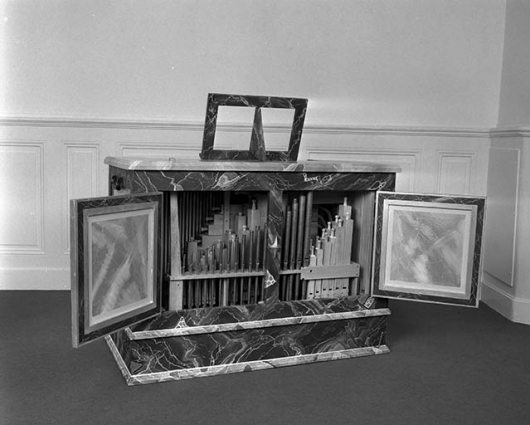 Orgue de choeur, ouvert par derrière, vu de trois quarts gauche. © Région Bourgogne-Franche-Comté, Inventaire du patrimoine