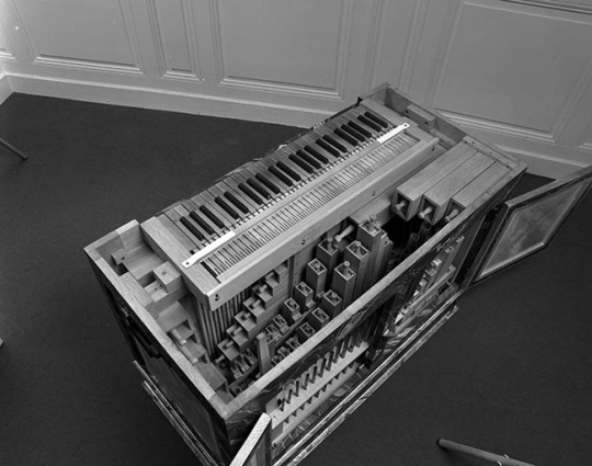 Orgue de choeur ouvert par dessus, vue plongeante de trois quarts gauche. © Région Bourgogne-Franche-Comté, Inventaire du patrimoine