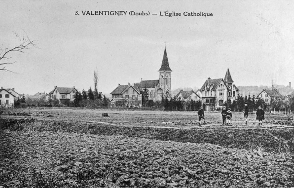 Vue d'ensemble de l'église catholique et d'une partie du village, 1ère moitié 20e siècle. © Région Bourgogne-Franche-Comté, Inventaire du patrimoine