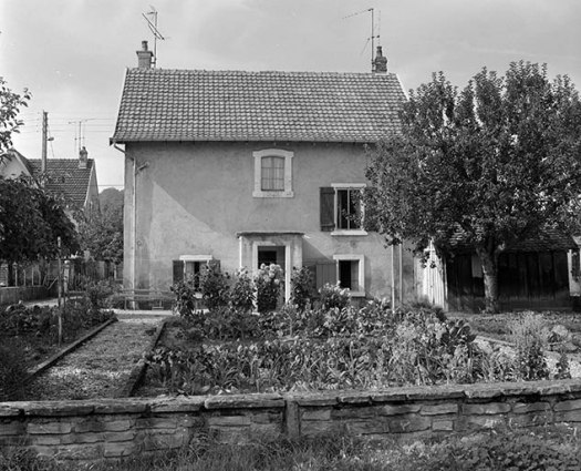 Vue d'ensemble de la façade postérieure. © Région Bourgogne-Franche-Comté, Inventaire du patrimoine
