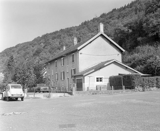Vue de trois quarts droit du logement ouvrier cadastré AP 32. © Région Bourgogne-Franche-Comté, Inventaire du patrimoine