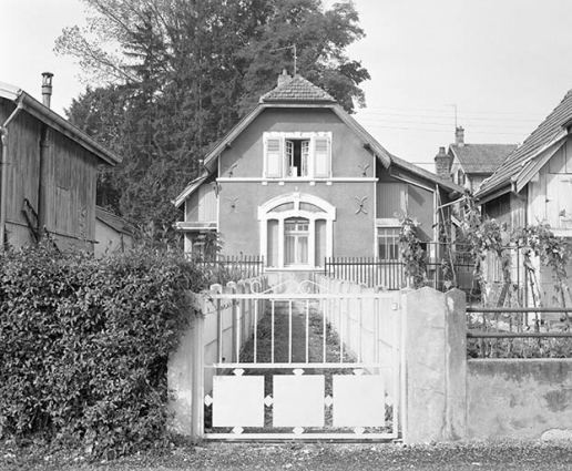 Façade antérieure depuis l'entrée de la cour. © Région Bourgogne-Franche-Comté, Inventaire du patrimoine