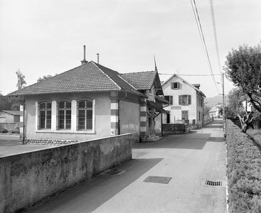 Vue d'ensemble des bâtiments donnant rue des Ecoles. © Région Bourgogne-Franche-Comté, Inventaire du patrimoine