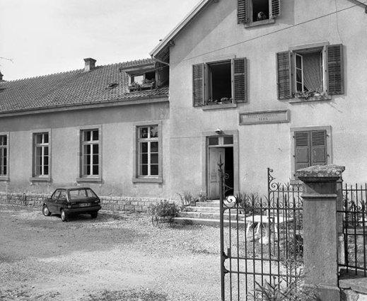 Bâtiment donnant rue des Ecoles, de trois quarts droit. © Région Bourgogne-Franche-Comté, Inventaire du patrimoine