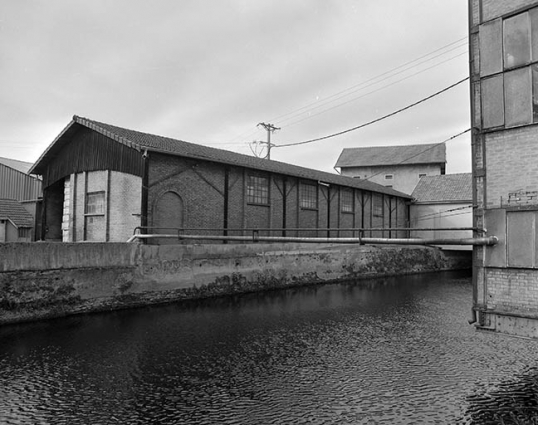 Construction le long du canal depuis l'est. © Région Bourgogne-Franche-Comté, Inventaire du patrimoine