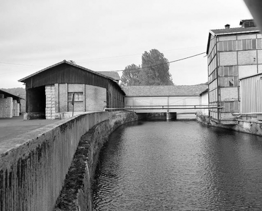 Construction le long du canal depuis le sud. © Région Bourgogne-Franche-Comté, Inventaire du patrimoine