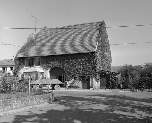 Façade antérieure, vue de trois quarts droit. © Région Bourgogne-Franche-Comté, Inventaire du patrimoine