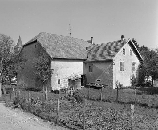 Façade postérieure, vue de trois quarts. © Région Bourgogne-Franche-Comté, Inventaire du patrimoine