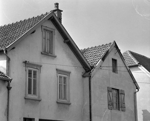 Façade antérieure ; détail des baies du 1er étage. © Région Bourgogne-Franche-Comté, Inventaire du patrimoine