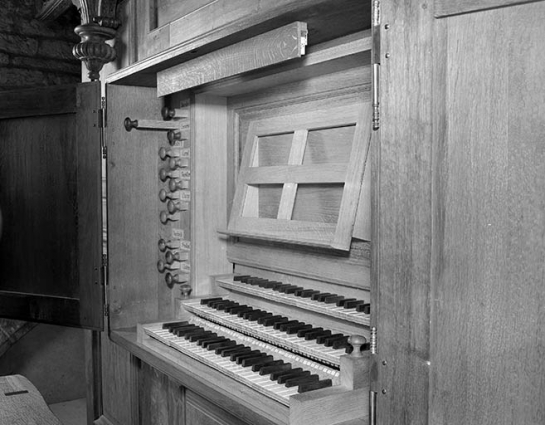 Console en fenêtre vue de trois quarts droit, avant restauration. © Région Bourgogne-Franche-Comté, Inventaire du patrimoine