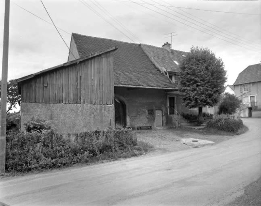 Vue de trois quarts gauche des parties agricoles. © Région Bourgogne-Franche-Comté, Inventaire du Patrimoine