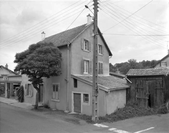 Façades antérieure et latérale droite. © Région Bourgogne-Franche-Comté, Inventaire du Patrimoine