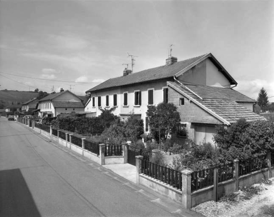 Habitation à étage. Vue de trois quarts droite en 1986.. © Région Bourgogne-Franche-Comté, Inventaire du Patrimoine