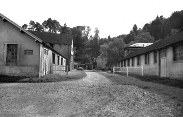Cour, avec habitation du maître de forges au fond. © Région Bourgogne-Franche-Comté, Inventaire du patrimoine Cour, avec habitation du maître de forges au fond. © Région Bourgogne-Franche-Comté, Inventaire du patrimoine
