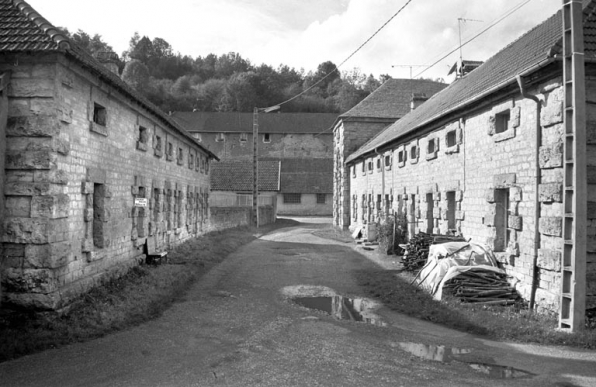 Logements ouvriers depuis la cour du haut fourneau. © Région Bourgogne-Franche-Comté, Inventaire du patrimoine Logements ouvriers depuis la cour du haut fourneau. © Région Bourgogne-Franche-Comté, Inventaire du patrimoine