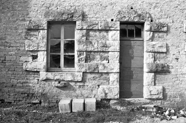 Détail du rez-de-chaussée d'un logement ouvrier. © Région Bourgogne-Franche-Comté, Inventaire du patrimoine Détail du rez-de-chaussée d'un logement ouvrier. © Région Bourgogne-Franche-Comté, Inventaire du patrimoine