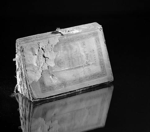 Livre ouvert, de dos. © Région Bourgogne-Franche-Comté, Inventaire du patrimoine