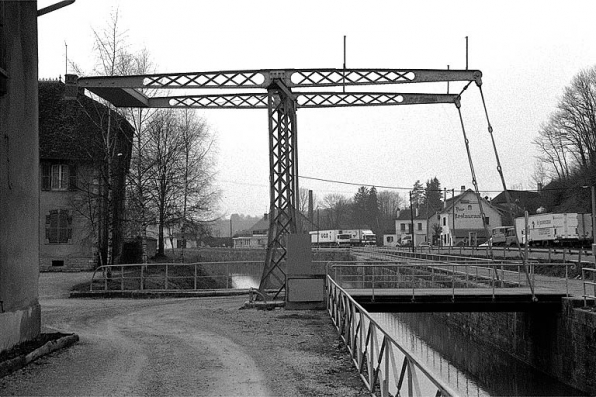 Pont-levis sur le canal du Rhône au Rhin. © Région Bourgogne-Franche-Comté, Inventaire du patrimoine