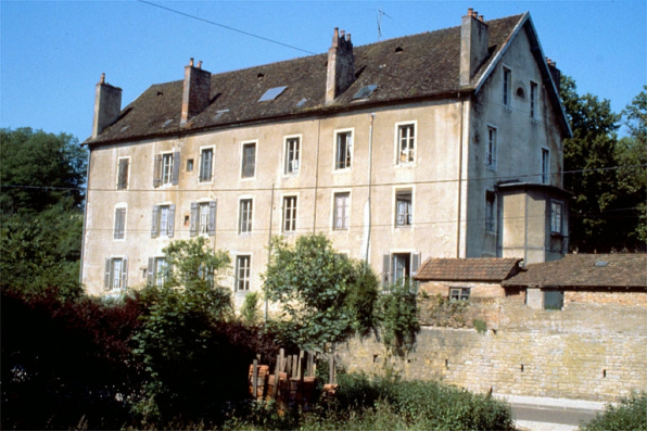Façade postérieure vue de trois quarts droit. © Région Bourgogne-Franche-Comté, Inventaire du patrimoine