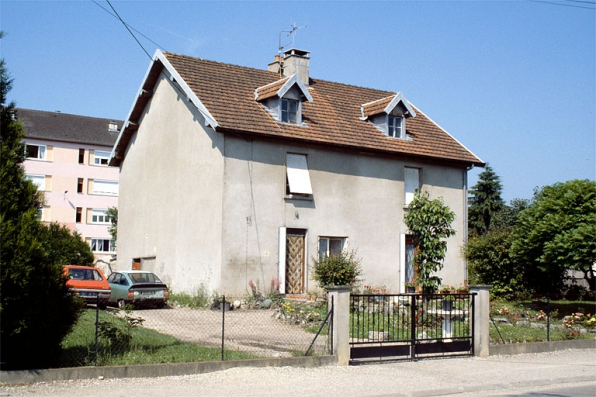 Maison n° 9, rue de la Gare vue de trois quarts gauche. © Région Bourgogne-Franche-Comté, Inventaire du patrimoine