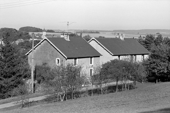La "Caserne" (logement d'ouvriers A, B) vue de trois quarts gauche. © Région Bourgogne-Franche-Comté, Inventaire du patrimoine