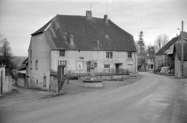 Maison (autrefois atelier de fabrication, pièce de séchage et logement patronal), vue de trois quarts gauche. © Région Bourgogne-Franche-Comté, Inventaire du patrimoine