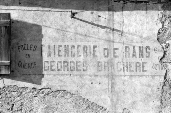 Détail de l'inscription peinte en façade. © Région Bourgogne-Franche-Comté, Inventaire du patrimoine
