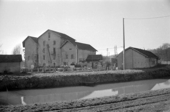 Vue d'ensemble depuis le nord-est : centrale et laboratoire. © Région Bourgogne-Franche-Comté, Inventaire du patrimoine