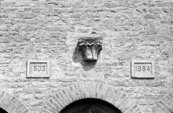 Atelier de fabrication : chapiteau et dates portées. © Région Bourgogne-Franche-Comté, Inventaire du patrimoine
