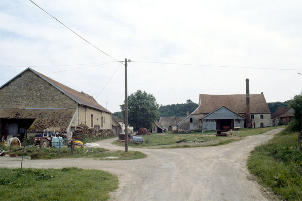 Atelier de fabrication et parties agricoles, depuis l'entrée du site. © Région Bourgogne-Franche-Comté, Inventaire du patrimoine