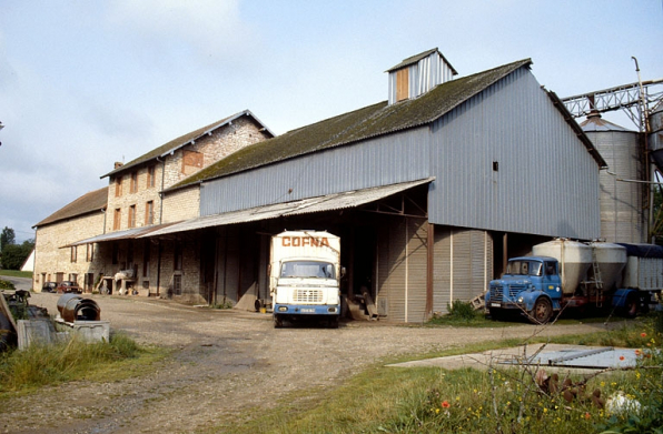 Hangar (E) et minoterie, depuis l'est. © Région Bourgogne-Franche-Comté, Inventaire du patrimoine