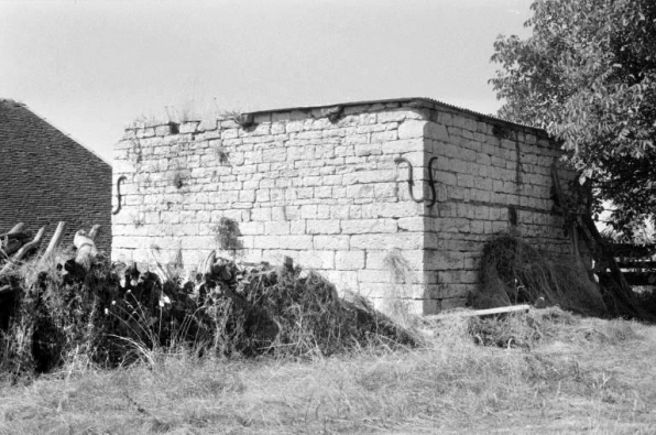 Façade postérieure du four industriel. L'ouverture du foyer se trouve en contrebas, sur la façade antérieure, face à la halle de séchage. © Région Bourgogne-Franche-Comté, Inventaire du patrimoine